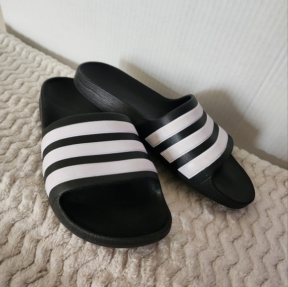 Adidas Slide-on Slippers, Kids Black and White ADIDAS Sandals, Size 3 - Picture 6 of 6